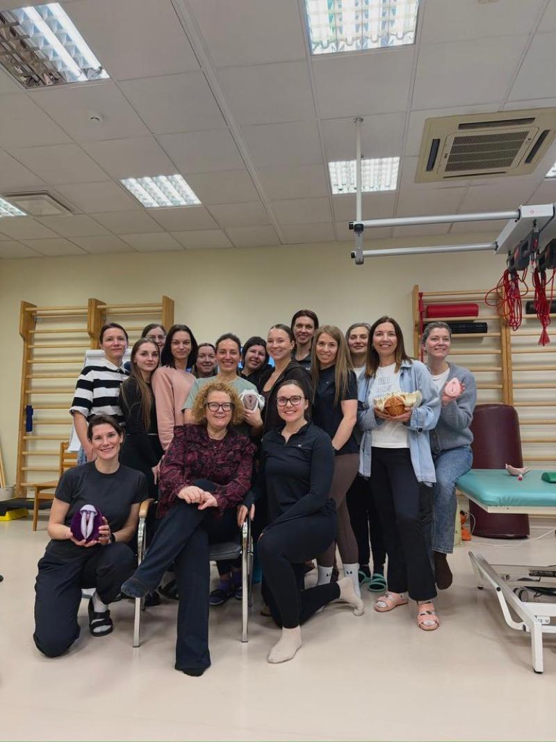 Fizioterapeiti, kuri piedalījās apmācībās par mazā iegurņa orgānu noslīdējumiem.